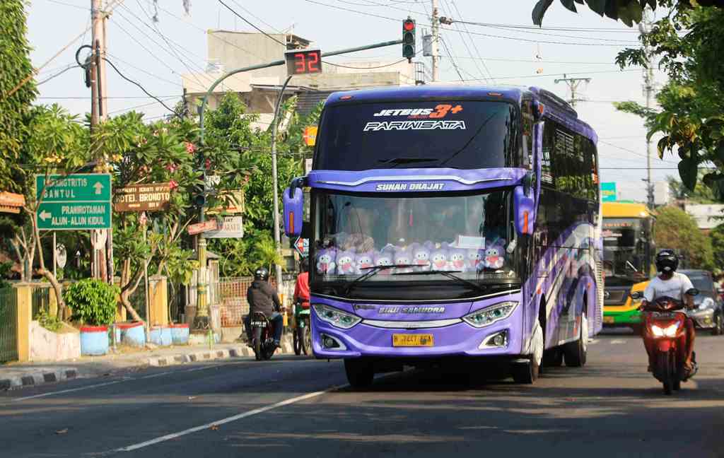 satu-bus-pariwisata-melintas-di-jalan-bantul-kota-yogyakarta.jpg
