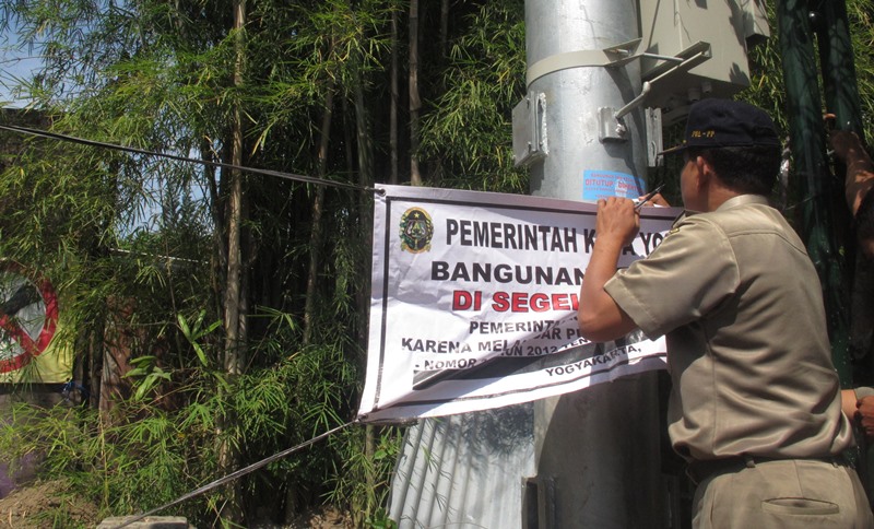 satuan-polisi-pamong-praja-kembali-menyegel-menara-telekomunikasi_20170508_172034.jpg