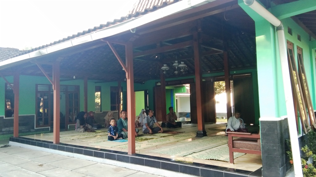 sebuah-keluarga-yang-laksanakan-salat-idul-fitri-berjamaah-di-rumah.jpg