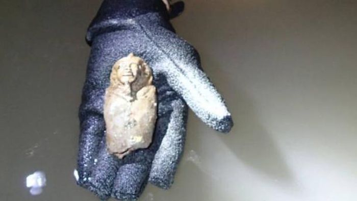 sebuah-shabti-ditemukan-di-sebuah-kamar-yang-tenggelam-di-piramida-kushite.jpg