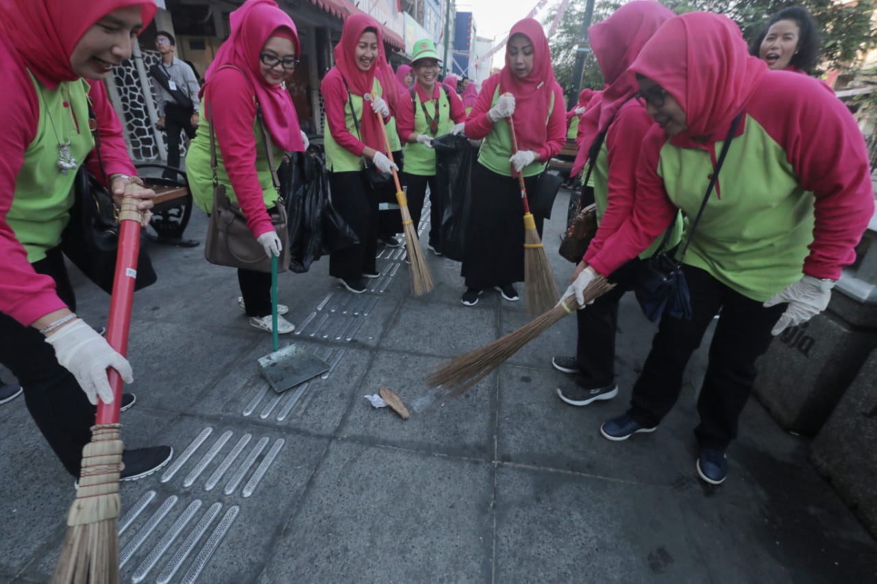 sejumlah-anggota-ikatan-istri-pimpinan-iip-bumn-diy-menggelar-bersih-bersih.jpg