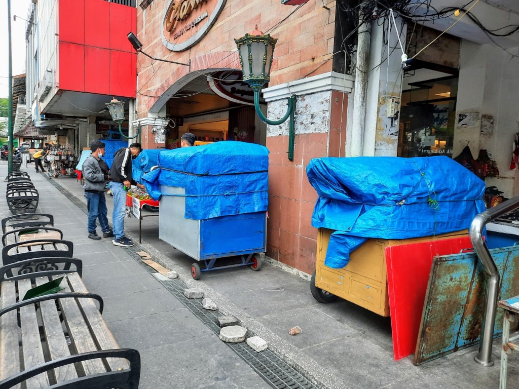 sejumlah-gerobak-pkl-malioboro-ditutup-terpal-sepinya-pengunjung.jpg