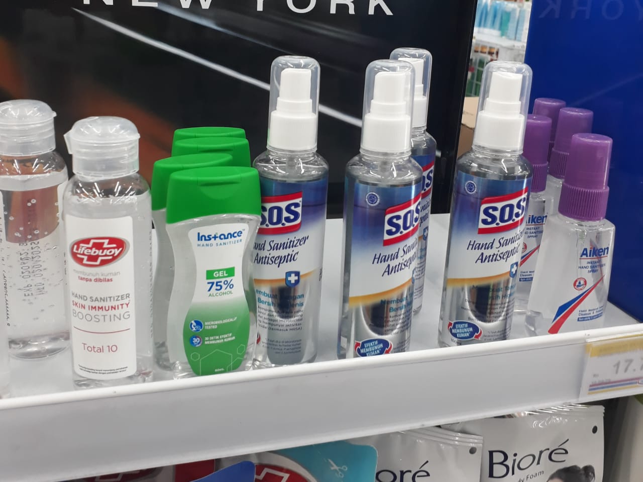 sejumlah-hand-sanitizer-yang-terpajang-di-sebuah-toko-modern-berjejaring.jpg