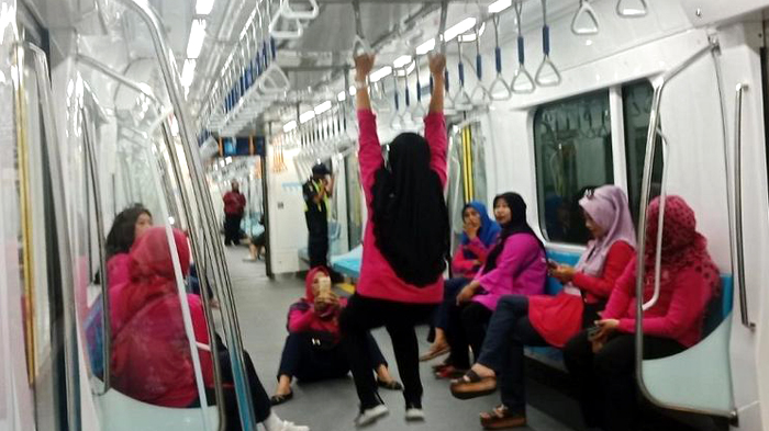 sejumlah-penumpang-menunjukkan-perilaku-tidak-tertib-selama-masa-uji-coba-publik-mrt-jakarta.jpg