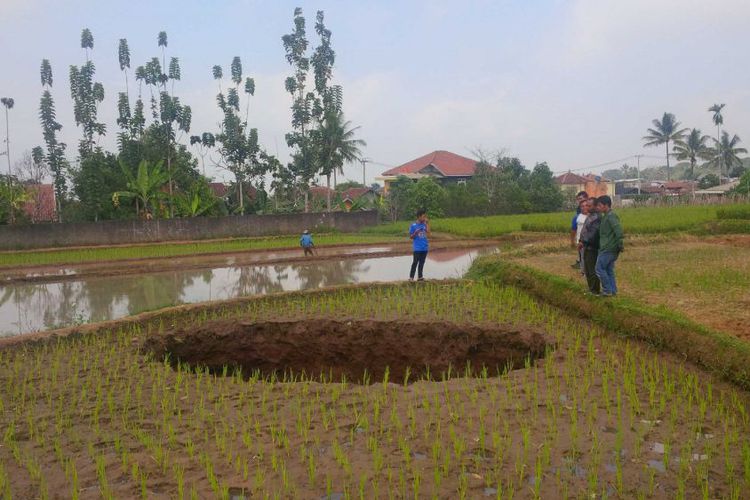 sejumlah-warga-melihat-tanah-ambles-berbentuk-bulat-di-kadudampit-sukabumi_20180910_133237.jpg