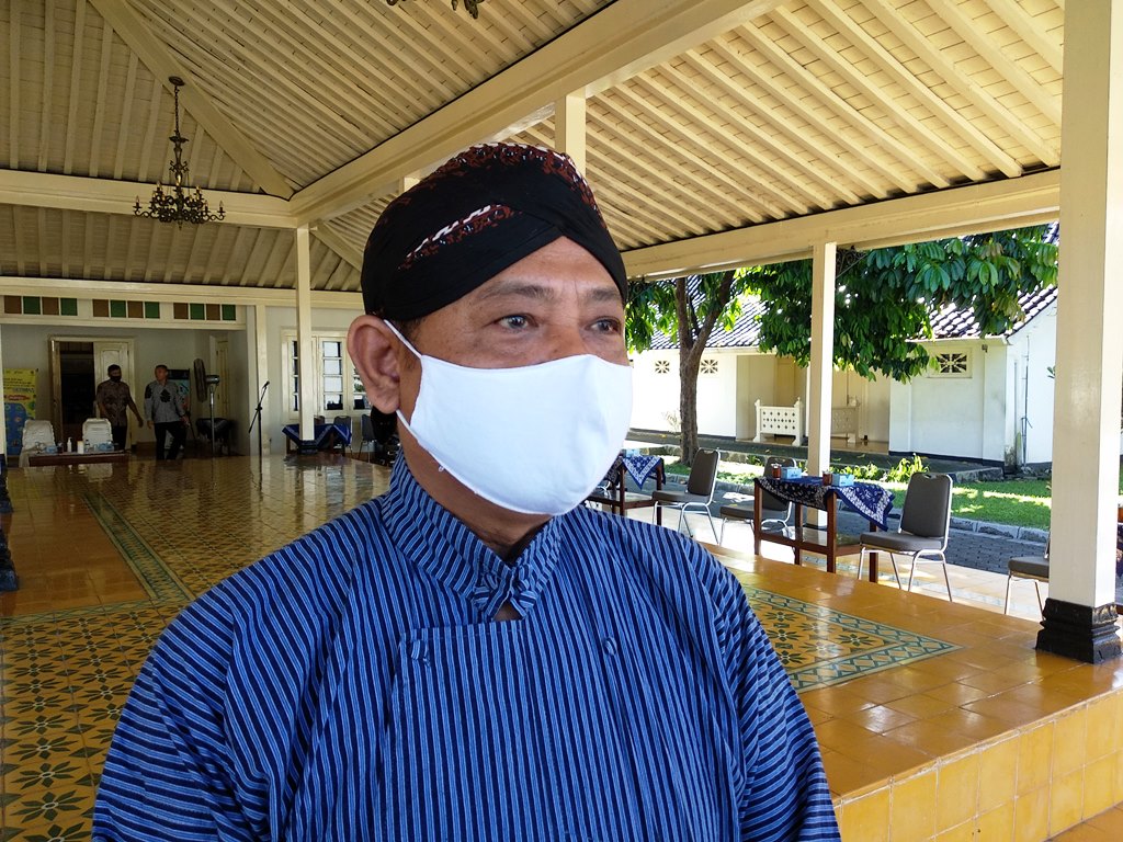 sekda-diy-kadarmanta-baskara-aji-saat-dijumpai-wartawan-di-kepatihan.jpg