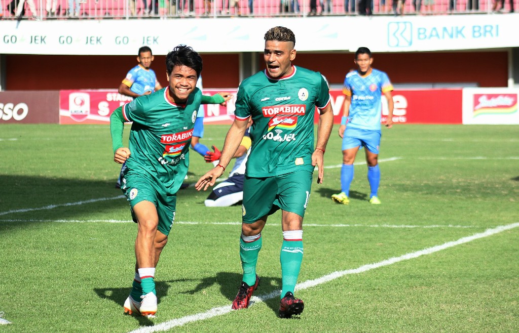 selebrasi-penyerang-pss-sleman-cristian-gonzales.jpg