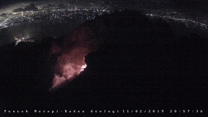 senin-malam-gunung-merapi-lava-pijar-enam-kali.jpg