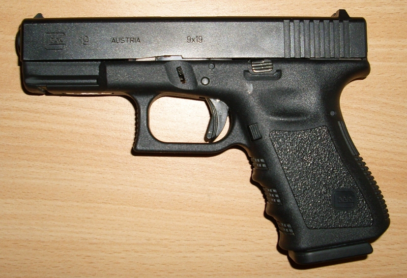 senjata-api-jenis-glock-19_20160319_174058.jpg