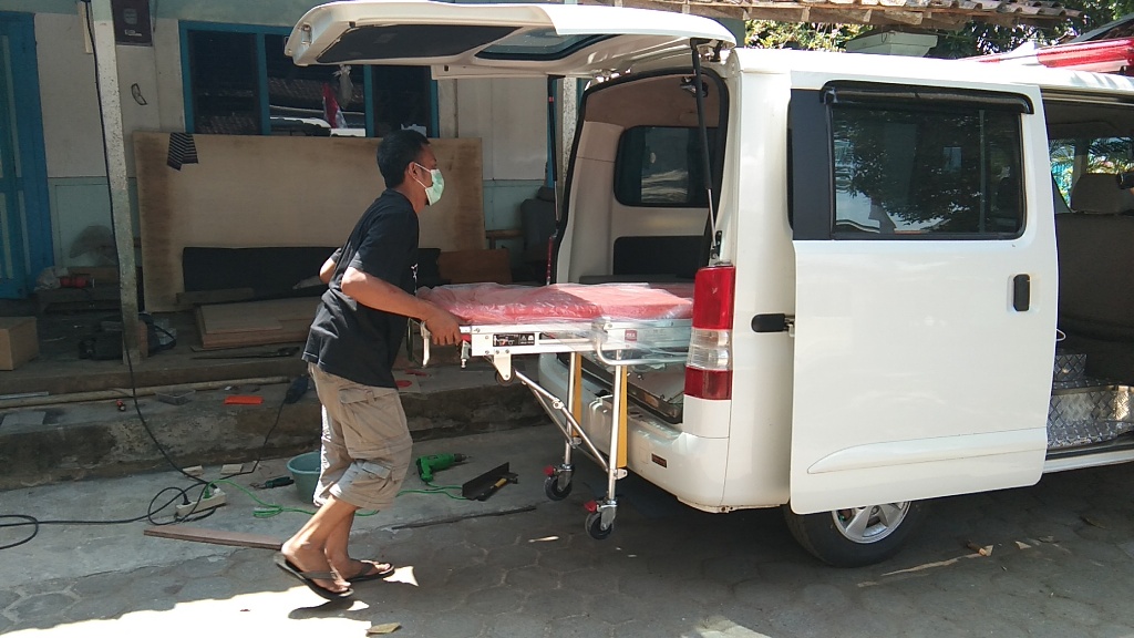seorang-pekerja-saat-memasukan-stretcher-tandu-lipat-ke-dalam.jpg