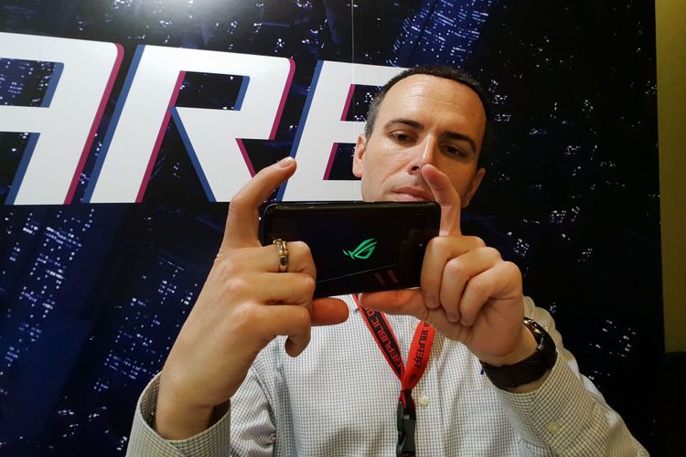 seorang-pengguna-mencoba-memainkan-ponsel-gaming-teranyar-dari-asus.jpg