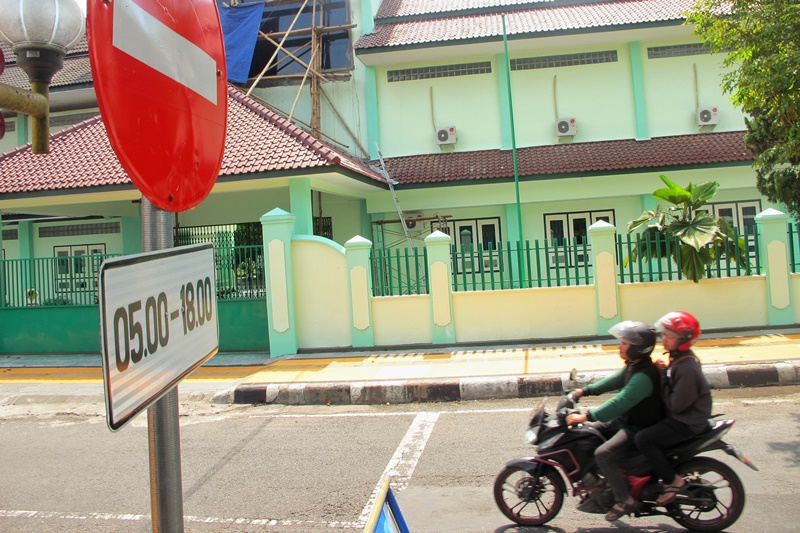 sepeda-motor-menerobos-tanda-larangan_20170305_182309.jpg
