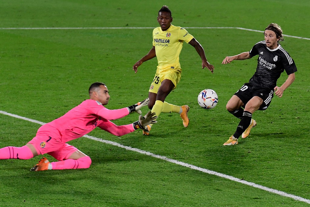 sergio-asenjo-memblok-tembakan-luka-modric-di-liga-spanyol-villarreal-v-real-madrid.jpg