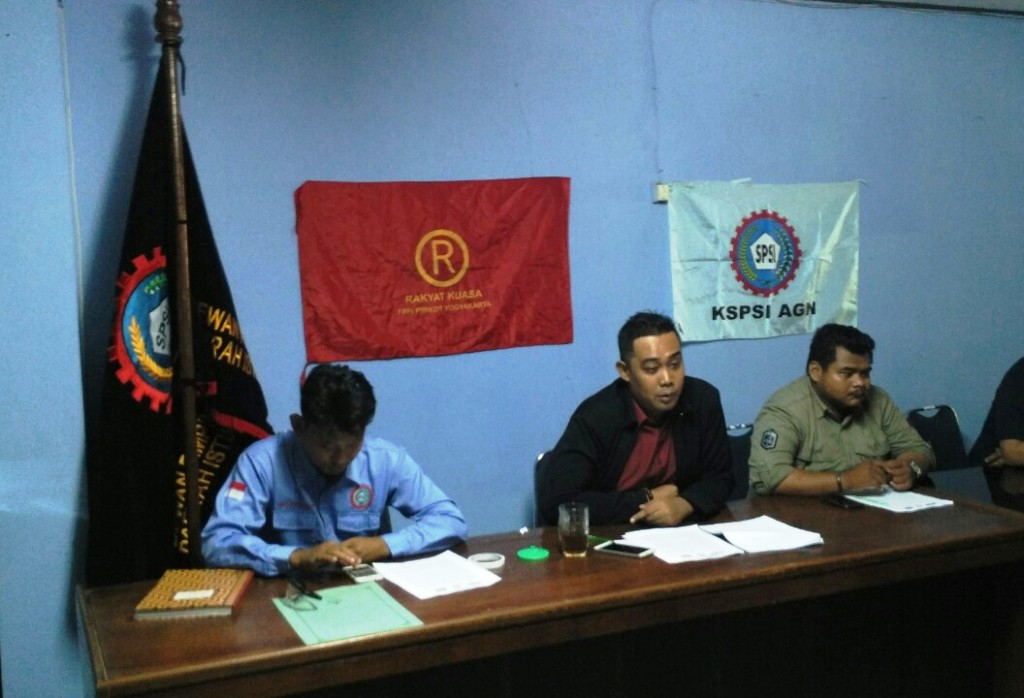 serikat-pekerja-tuntut-kenaikan-upah_20171025_155311.jpg
