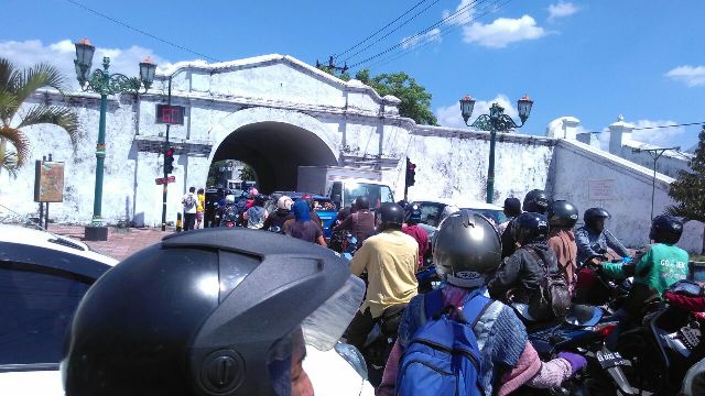 siang-ini-lalu-lintas-plengkung-gading-padat_20180505_150212.jpg