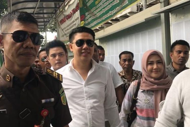 sidang-perdana-trio-ikan-asin-berat-badan-galih-ginanjar-turun-7-kg-barbie-kumalasari-tak-hadir.jpg