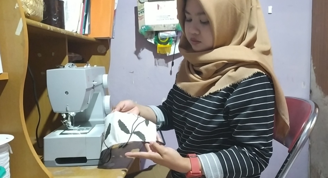 silviana-dea-rivani-mahasiswi-semester-akhir-yang-memproduksi-dan-menjual-400-masker-per-minggu.jpg