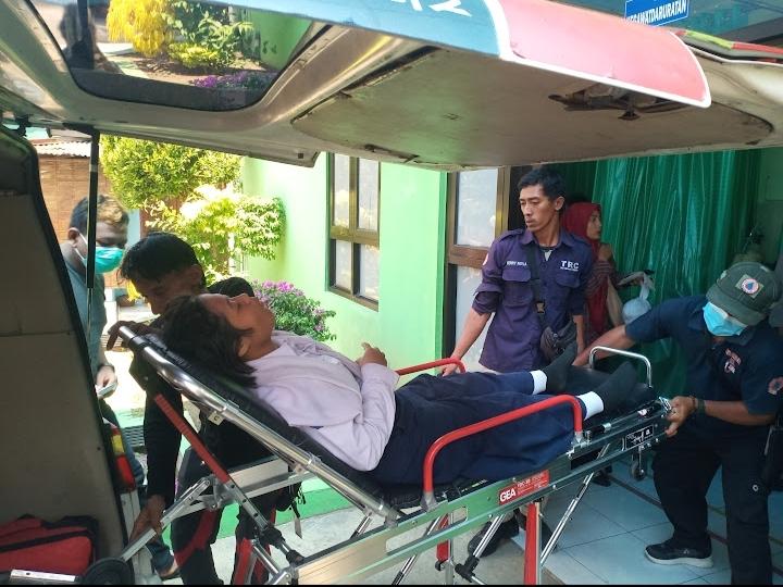 siswa-SMPN-1-Wedi-dirujuk-ke-RSUD-Bagas-Waras.jpg