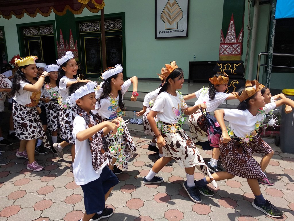 siswa-kelas-iv-dan-v-sd-kanisius-kumendaman-menari-usai-lomba-yel-yel.jpg