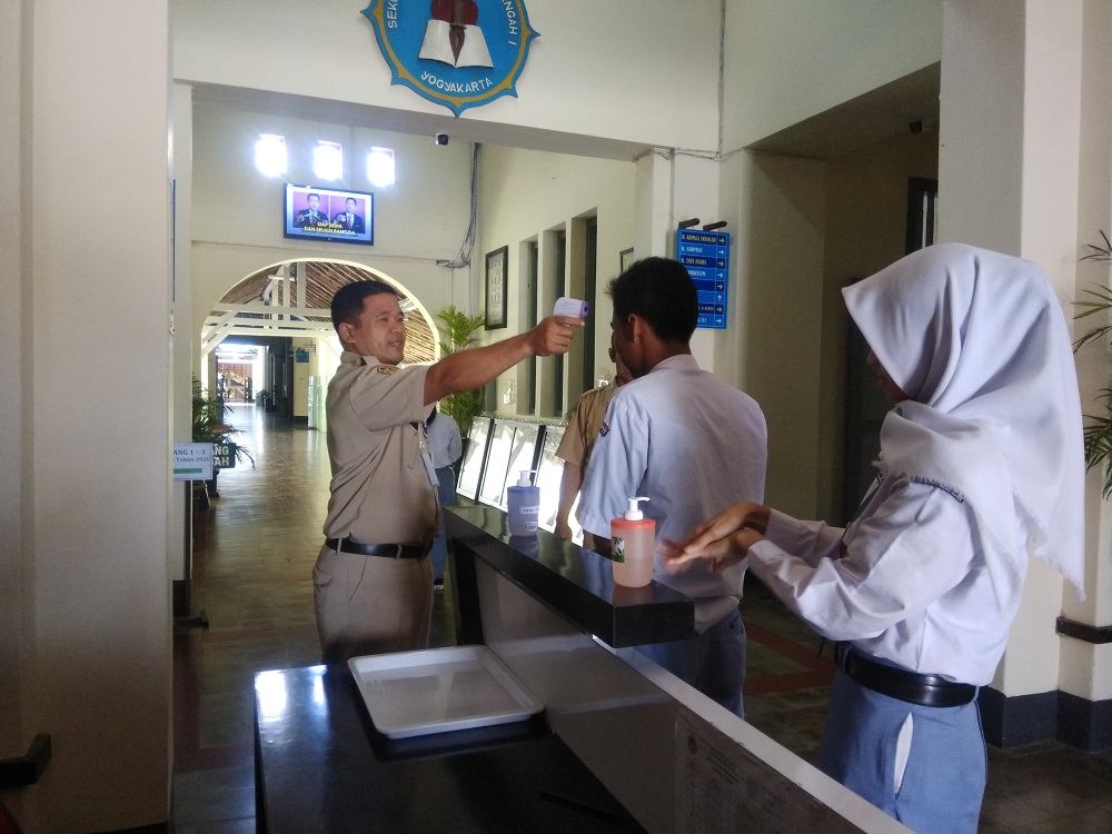 smkn-2-yogyakarta-periksa-suhu-tubuh-siswa-sebelum-masuk-ruang-ujian.jpg