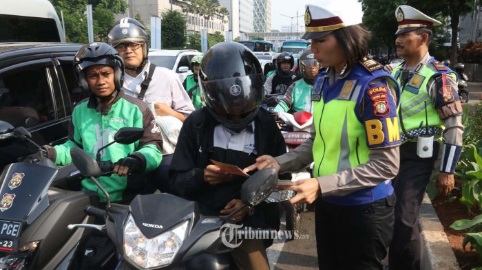 sosialisasi-kepada-pengemudi-ojek-online-yang-dilakukan-ditlantas-polda-metro-jaya.jpg