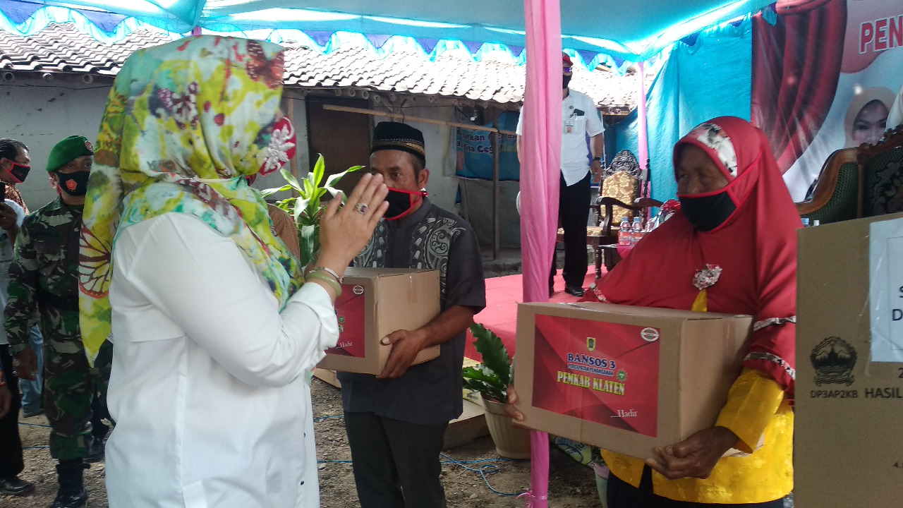 sri-mulyani-bupati-klaten-serahkan-jps-tahap-iii.jpg