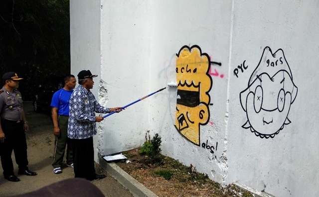 sri-purnomo-bersihkan-bekas-aksi-vandalisme.jpg