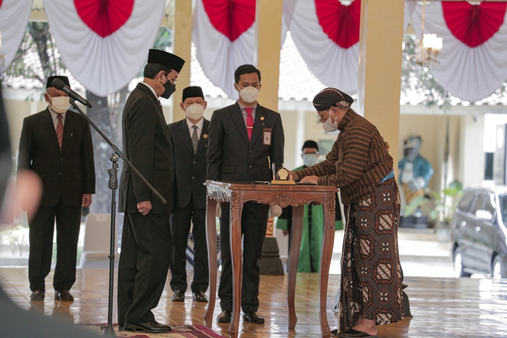 sri-sultan-hamengku-buwono-x-kukuhkan-kepala-perwakilan-bpkp-diy.jpg