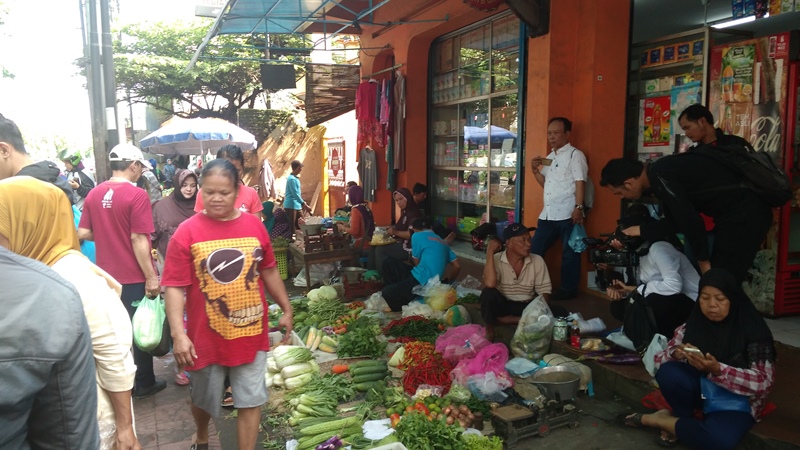 suasana-di-area-pasar-tumpah-sekitar-pasar-demangan_20180124_201159.jpg