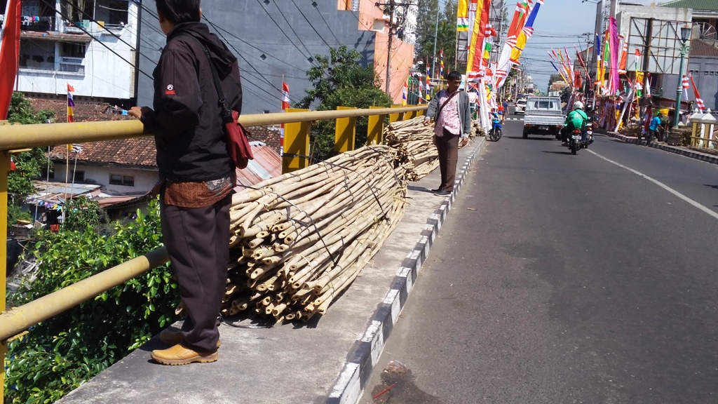 suasana-jalan-juminahan-yang-dipenuhi-bambu-dan-bendera_20180802_110232.jpg
