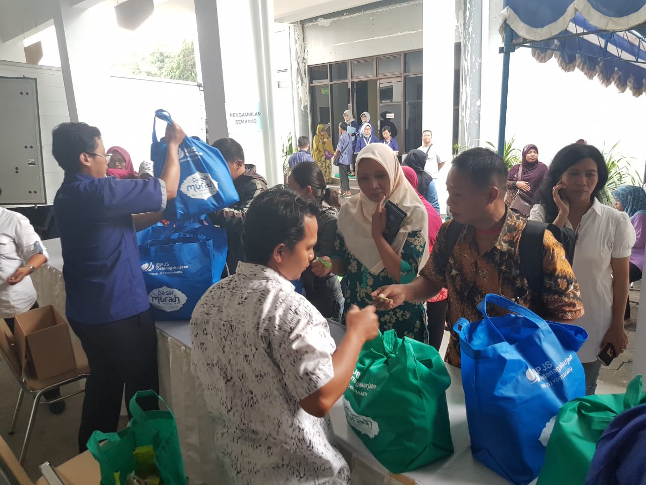 suasana-pasar-murah-ramadan-yang-digelar-oleh-bpjs-ketenagakerjaan_20180524_145756.jpg