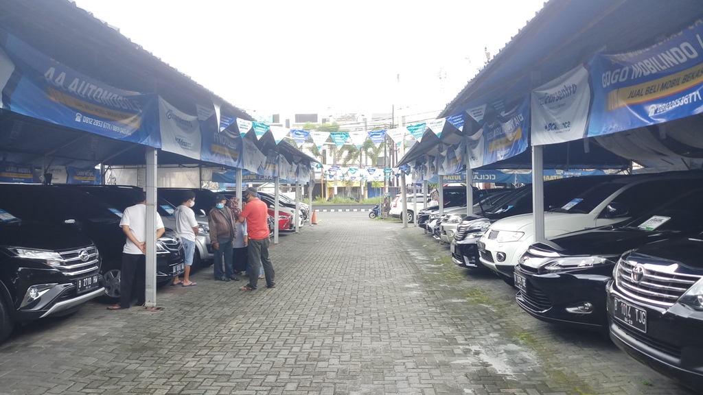 suasana-penjualan-mobil-bekas-di-bursa-mobil-bekas.jpg