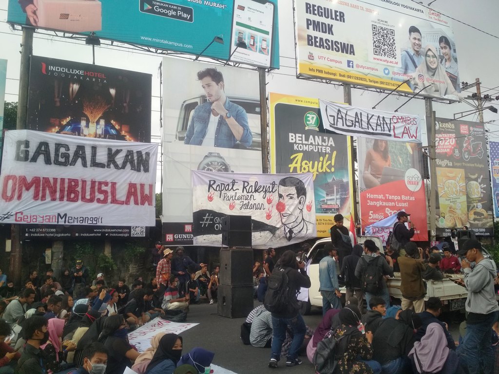 suasana-unjuk-rasa-tolak-ruu-cipta-kerja-omnibus-law.jpg