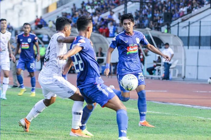 sukses-tundukan-tuan-rumah-psis-semarang-2-0-tira-persikabo-kembali-puncaki-klasemen-liga-1-2019.jpg
