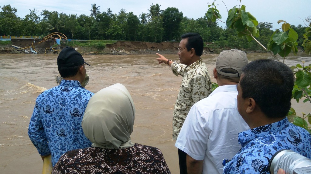 sultan-tinjau-lokasi-bencana_20171129_141616.jpg