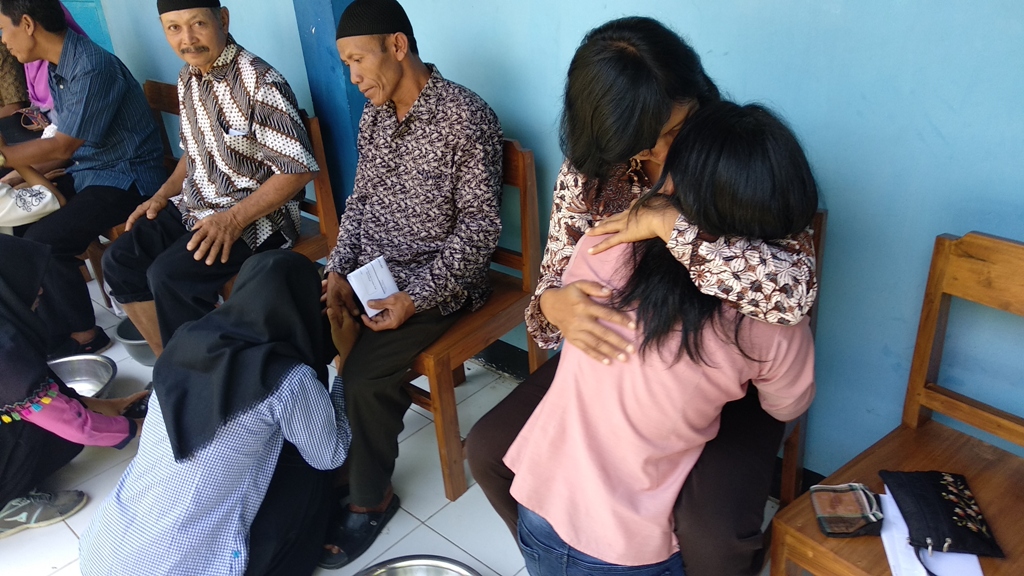 Siswa SMK Kesehatan Wonosari Bersimpuh di Kaki Orangtua Saat Kelulusan