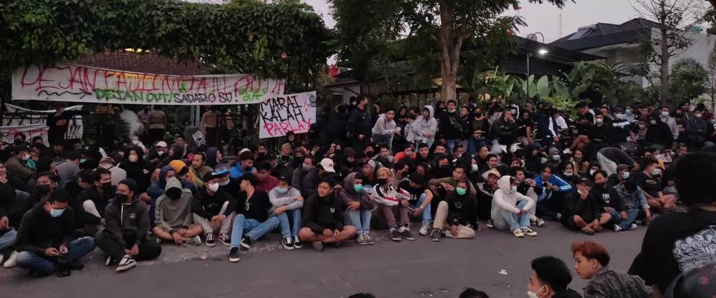 suporter-pss-sleman-padati-kantor-pt-pss-untuk-tuntut-dejan-out.jpg