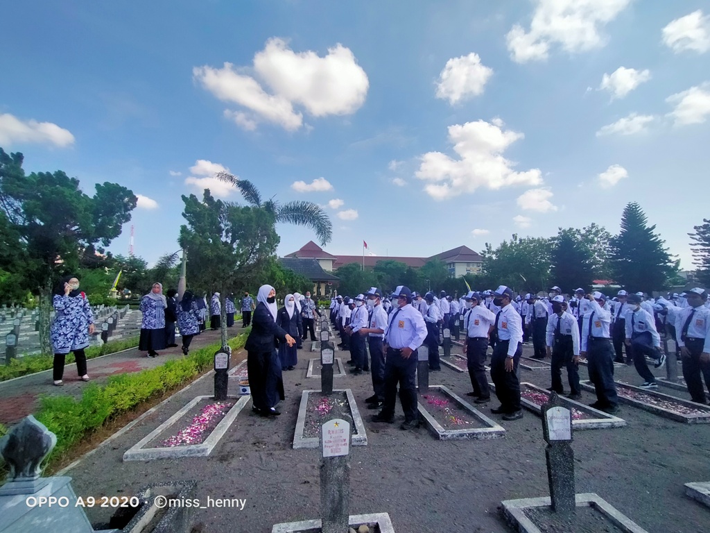 tanamkan-nasonalisme-smp-negeri-2-yogyakarta-ajak-siswa-ziarah-ke-tmp-kusumanegara.jpg