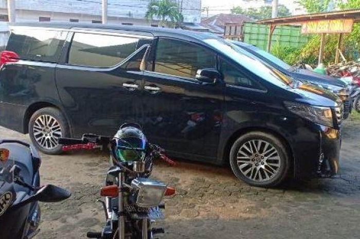 teka-teki-dua-kepemilikan-toyota-alphard-yang-viral-setelah-hilang-di-parkiran-rsud.jpg