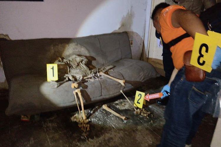 temuan-kerangka-dalam-posisi-duduk-di-sofa.jpg