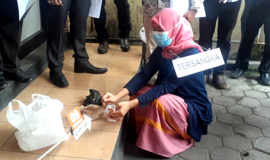 tersangka-kasus-sate-sianida-jalani-rekonstruksi-sambil-terisak-menangis.jpg