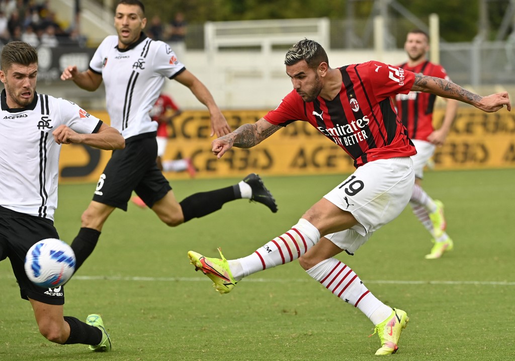 theo-hernandez-di-serie-a-antara-spezia-vs-ac-milan-25-september-2021-di-stadion-alberto-picco.jpg