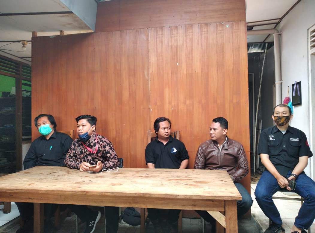 tim-hukum-aliansi-rakyat-bergerak-memberikan-keterangan-kepada-wartawan-terkait.jpg
