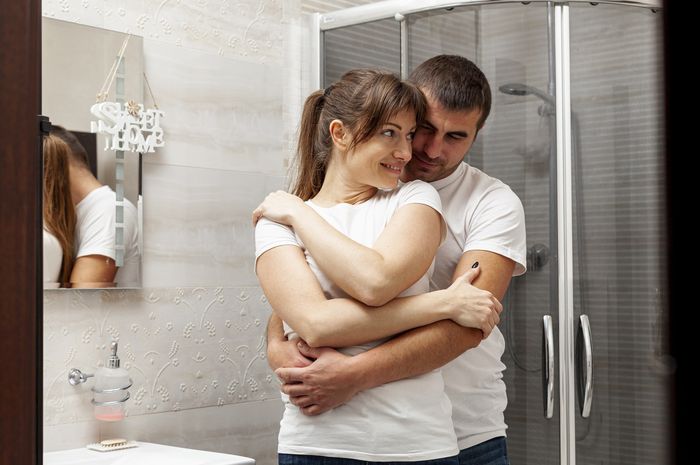 tips-bercinta-di-kamar-mandi-agar-aman-dari-seksolog.jpg