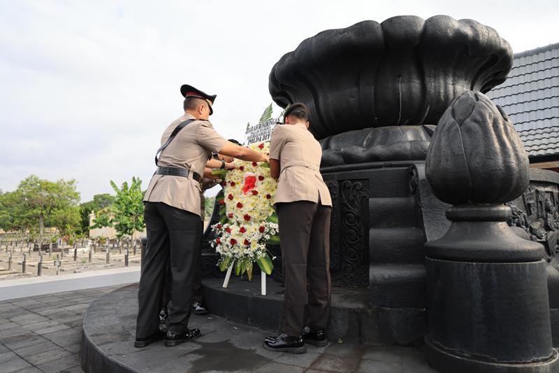 Jelang Hari Bhayangkara, Polda DIY Gelar Ziarah dan Tabur Bunga di TMP Kusumanegara