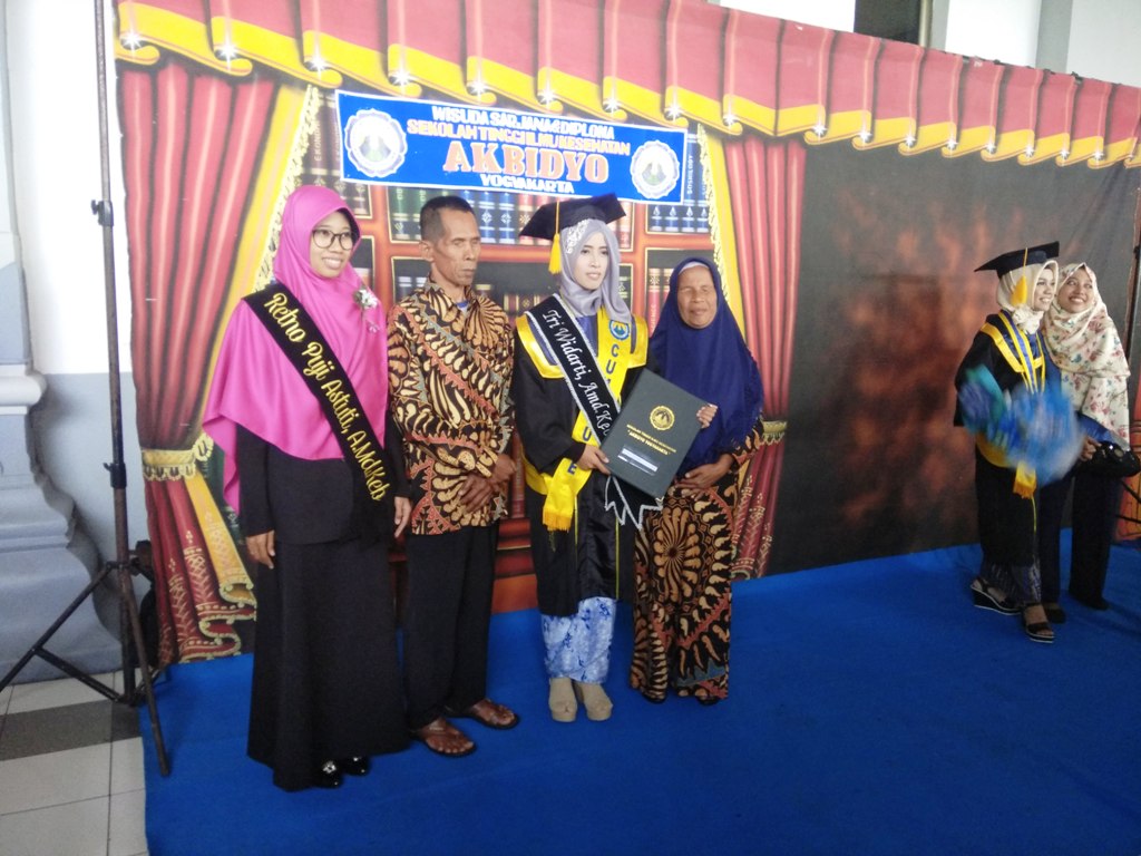 tri-widarti-ketika-berfoto-bersama-kedua-orangtua-dan-kakak-kandungnya_20180830_214857.jpg