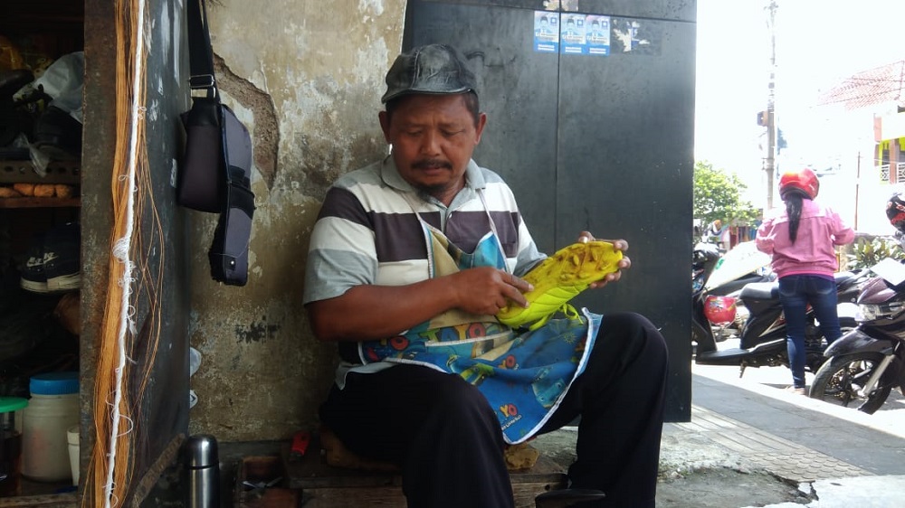 tukang-sol-sepatu-asal-gunungkidul-jadi-caleg-tak-ingin-diukur-dari-materi.jpg