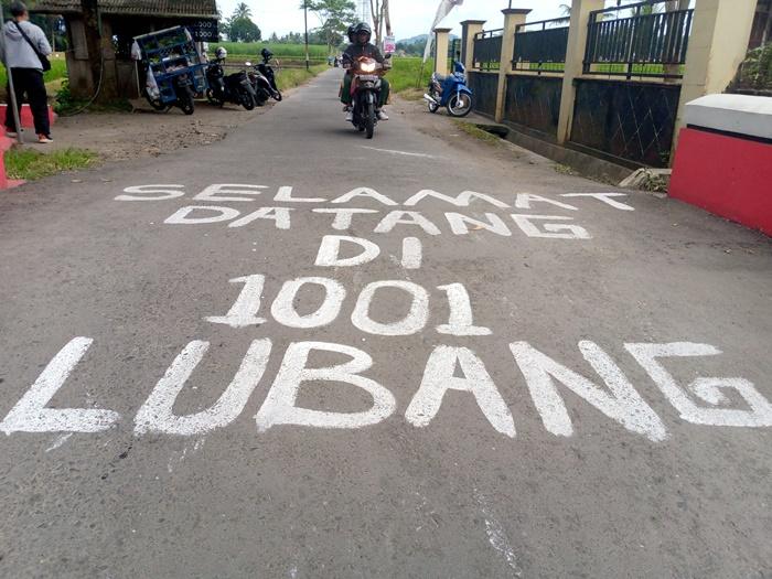 tulisan-aksi-protes-warga-Desa-Bondowoso-Magelang-di-jalan-aspal.jpg