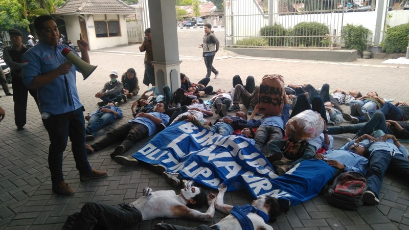 tuntut-kenaikan-upah-masa-fppi-dan-kspsi-gelar-aksi-teatrikal-di-kantor-disnakertrans_20181022_173646.jpg
