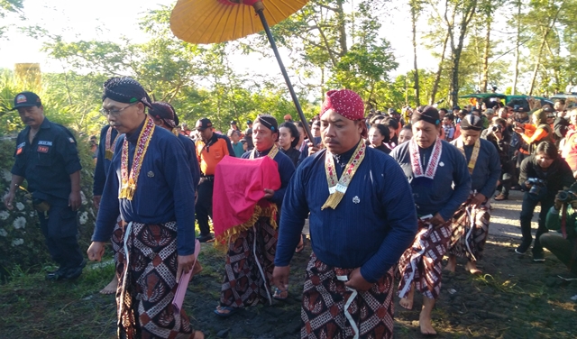 Menilik Prosesi Labuhan Merapi, Peringatan Kenaikan Tahta Sri Sultan Hamengku Buwono X Sebagai Raja